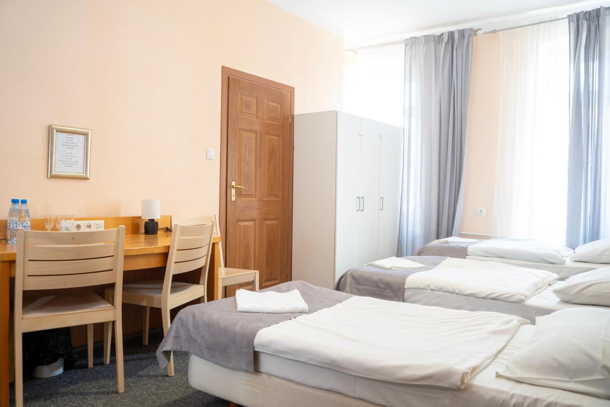Hostel Krosnienska 12 เจโลนากูรา ภายนอก รูปภาพ