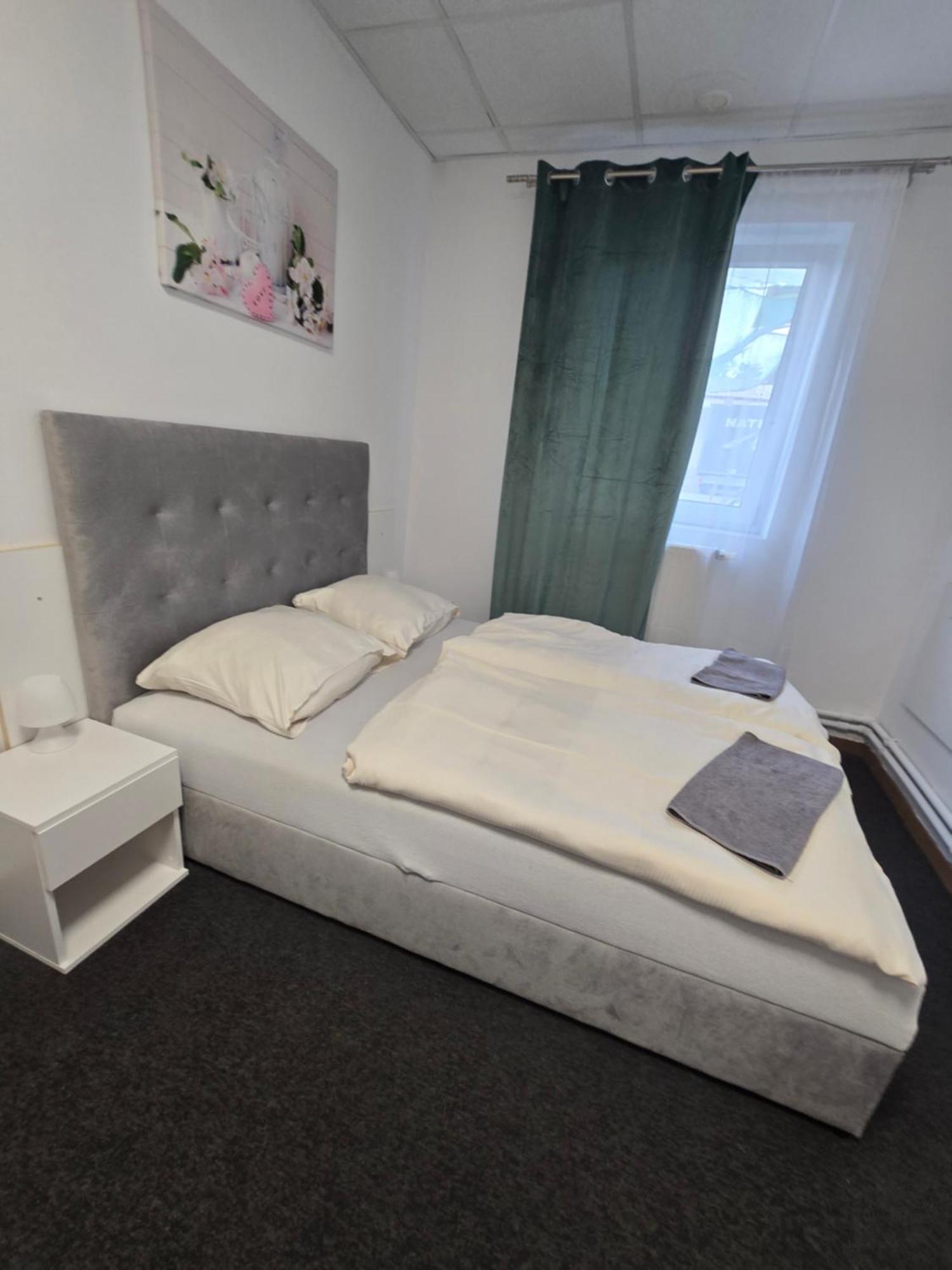 Hostel Krosnienska 12 เจโลนากูรา ภายนอก รูปภาพ