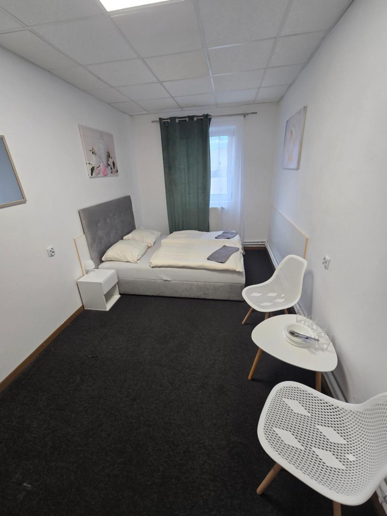 Hostel Krosnienska 12 เจโลนากูรา ภายนอก รูปภาพ